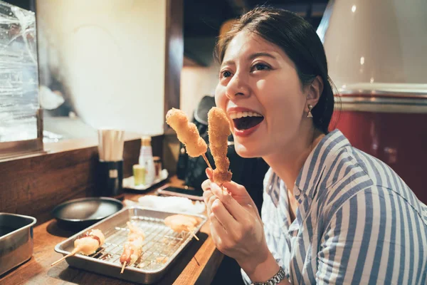 Κορίτσι δοκιμάστε ιαπωνικό πιάτο τηγανητά σουβλάκια κρέατος — Φωτογραφία Αρχείου