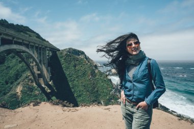 kadın backpacker Kaliforniya Otoban 1'hiking