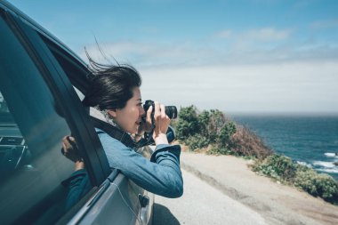 turist alarak fotoğraf araba araba yolculuğu sırasında