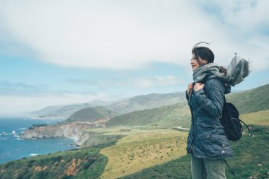 Kız backpacker rüzgarda uçan eşarp ile