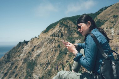 uzun yürüyüşe çıkan kimse dağ tepe cliff cep telefonunu kullanma