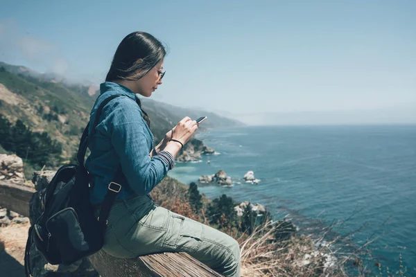 Backpacker korkuluk dağın tepesinde oturuyor — Stok fotoğraf