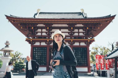 kız ile eski tapınakta seyahat fotoğraf makinesi