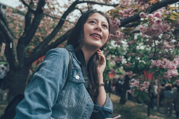 Woman laughing in nature spring park — Stock Photo, Image