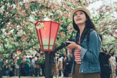 sırt çantası fotoğrafçı stand tarafından kırmızı fener.