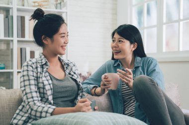 Asyalı kadınlar birlikte boş vakit