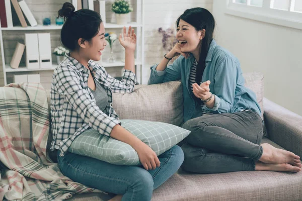 Twee lachen Aziatische vriendinnen praten — Stockfoto