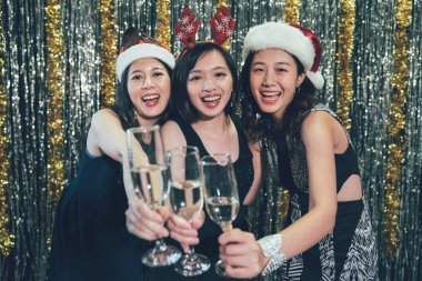 Noel Baba şapkaları bardakları tokuşturup çekici bayanlar