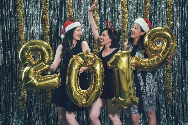 Três mulheres asiáticas comemorando na festa de ano novo — Fotografia de Stock