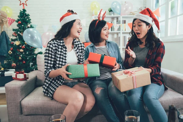 Personnes célébrant la veille de Noël à la maison — Photo