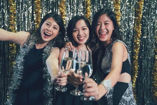Jovens senhoras brindar copos de vinho comemorando — Fotografia de Stock