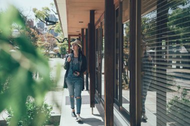kadın objektif kamera yürüme ile backpacker seyahat