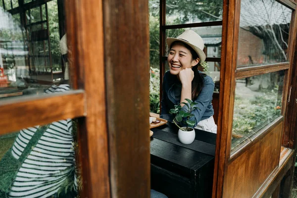 Sorridente feminino sentado bebendo chá cerimônia — Fotografia de Stock