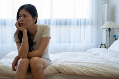 depresif kadın yatakta düşünün sorunlar hakkında