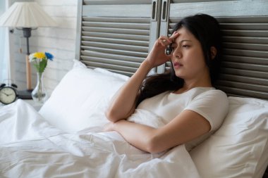 Migren muzdarip alnına dokunmak kız.