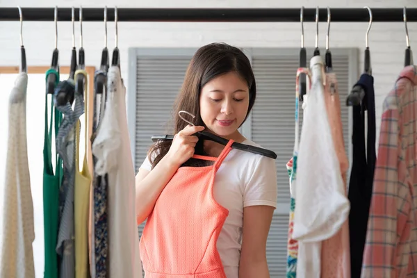 Asiatin im Kleiderschrank mit neuem Kleid lächelnd — Stockfoto