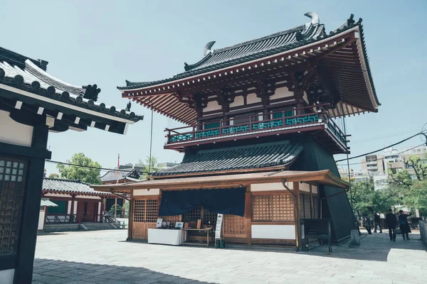 Shitennojin temppeli sinisen taivaan alla aurinkoisena päivänä — kuvapankkivalokuva