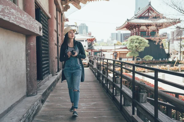 Female traveler walking in corridor of shinto — Stock Photo, Image