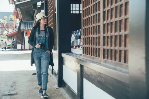 Mujer viajero mirando dentro de shitennoji — Foto de Stock