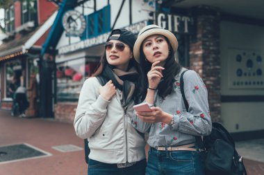 turist kadın ile online harita gidin deneyin
