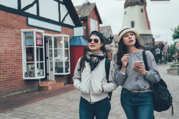 Twee gelukkige vrouwen wandelen in Copenhagen stad straat — Stockfoto