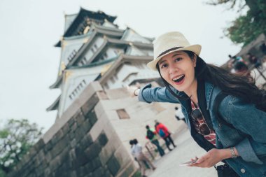 mutlu kadın işaret parmak eski Japon kale