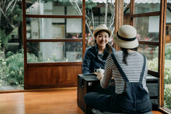 Two happy asian women tourist chatting in kyoto — Stock Photo, Image