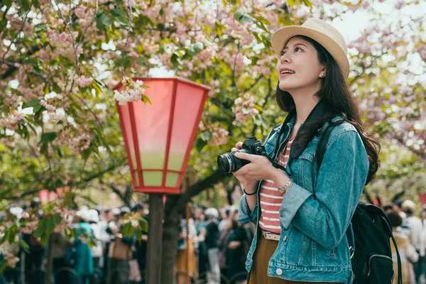 Woman take sakura cherry blossom photo — Stock Photo, Image