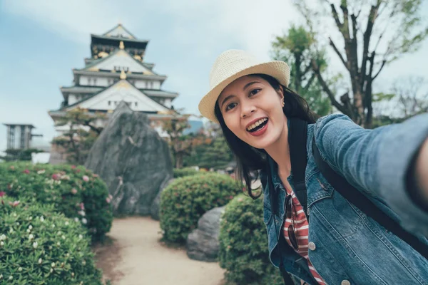 Turisti ottaa valokuvan selfie edessä osaka linna — kuvapankkivalokuva