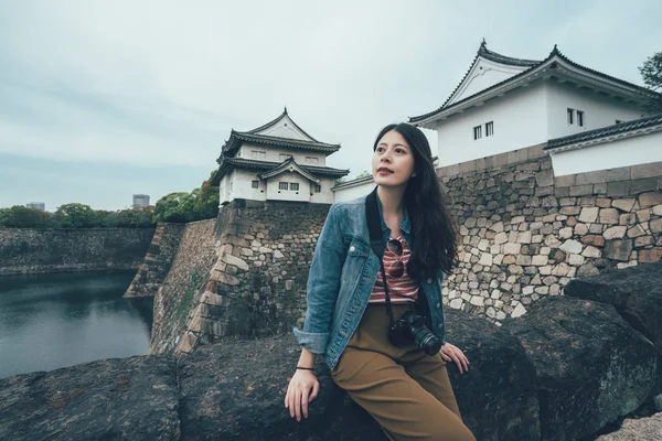 Fotografo seduto sul ponte con il fiume — Foto Stock