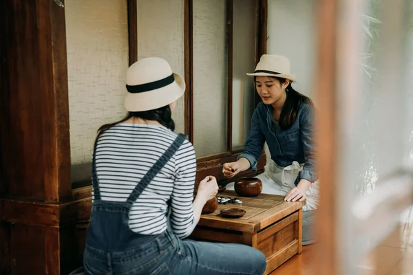 Friends in osaka playing igo chinese board game — Stock Photo, Image