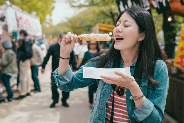 Beautiful asian woman enjoying japanese snack — Stock Photo, Image
