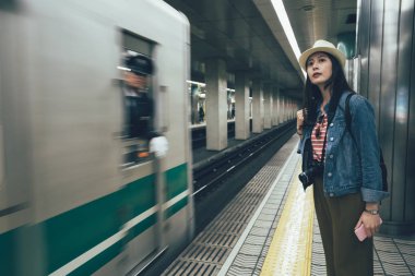 Metro sürüş tarafından Backpacker ayakta.