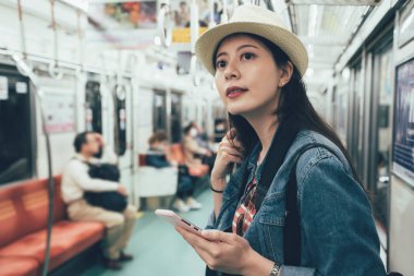 İçinde tren bölme cep telefonu tutan kadın