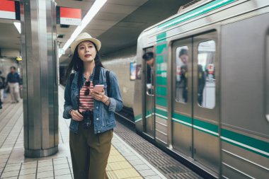 İnsanlar yeraltı platformu transit