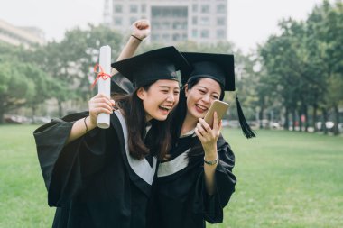 Diploma göz cep telefonu tutarak başarı mezunları