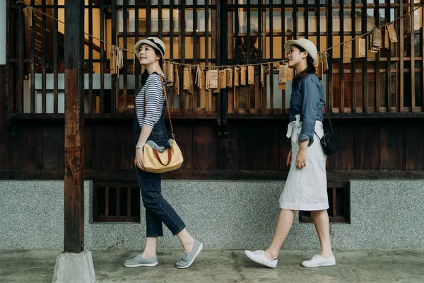 Mulheres visitam casa japonesa caminhada no caminho do jardim — Fotografia de Stock