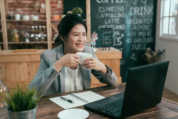 Vrouw afstand werken tijdens de lunch in café-bar. — Stockfoto