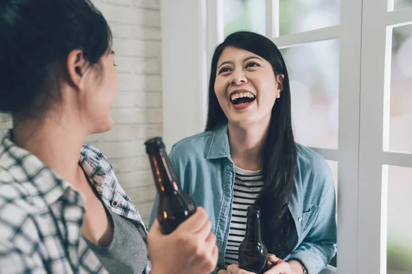 Mujeres con botellas de cerveza charlando — Foto de Stock