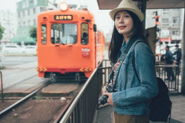 kadın yolcu ayağa metro platformda açık