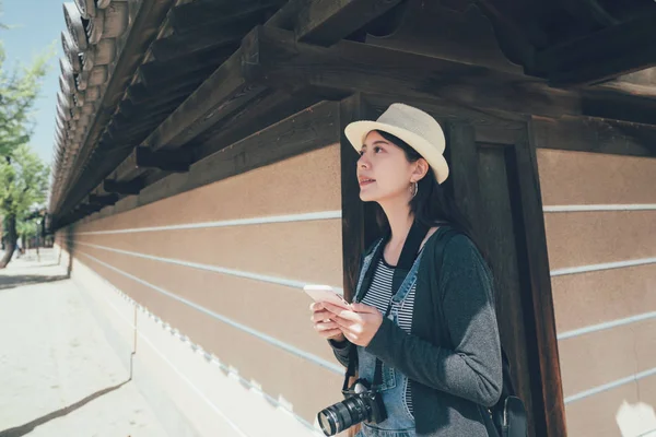 Viajero dejando shinto encontrar la dirección del mapa — Foto de Stock