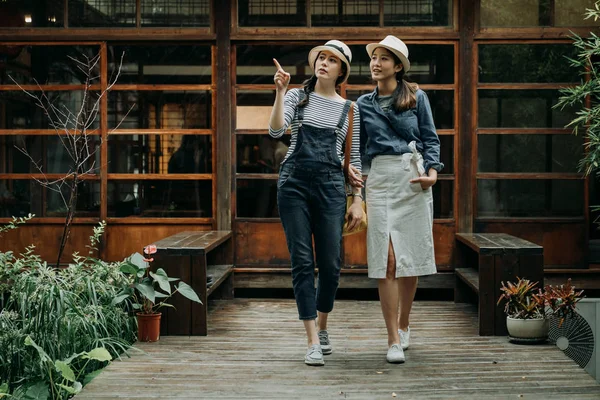 Female travelers relaxing outdoors travel kyoto — Stock Photo, Image