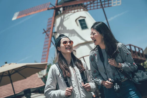 Migliori amici di viaggio sorridente mulino a vento visite turistiche — Foto Stock