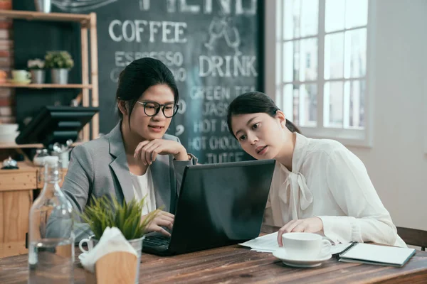 Mulheres de negócios que têm discussão no bar café — Fotografia de Stock