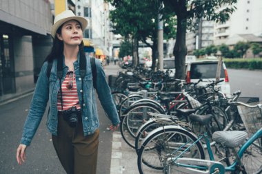 Bisiklet lane tabela sokağa park Bisikletleri ile