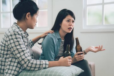 Asyalı kadın arkadaşına söylüyorum şikayet