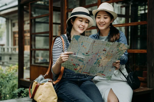 Reiziger bedrijf gids bespreken reizen Kyoto — Stockfoto