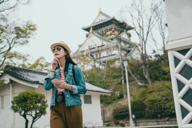 Gülümseyen kız online haritalar uygulama tarama