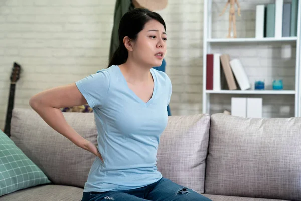 Infeliz asiático mujer sufriendo de dolor de espalda — Foto de Stock