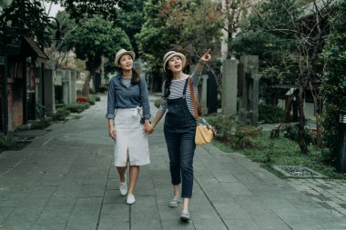 Kadınlar turistler Osaka gezi gidiyor konuşuyor